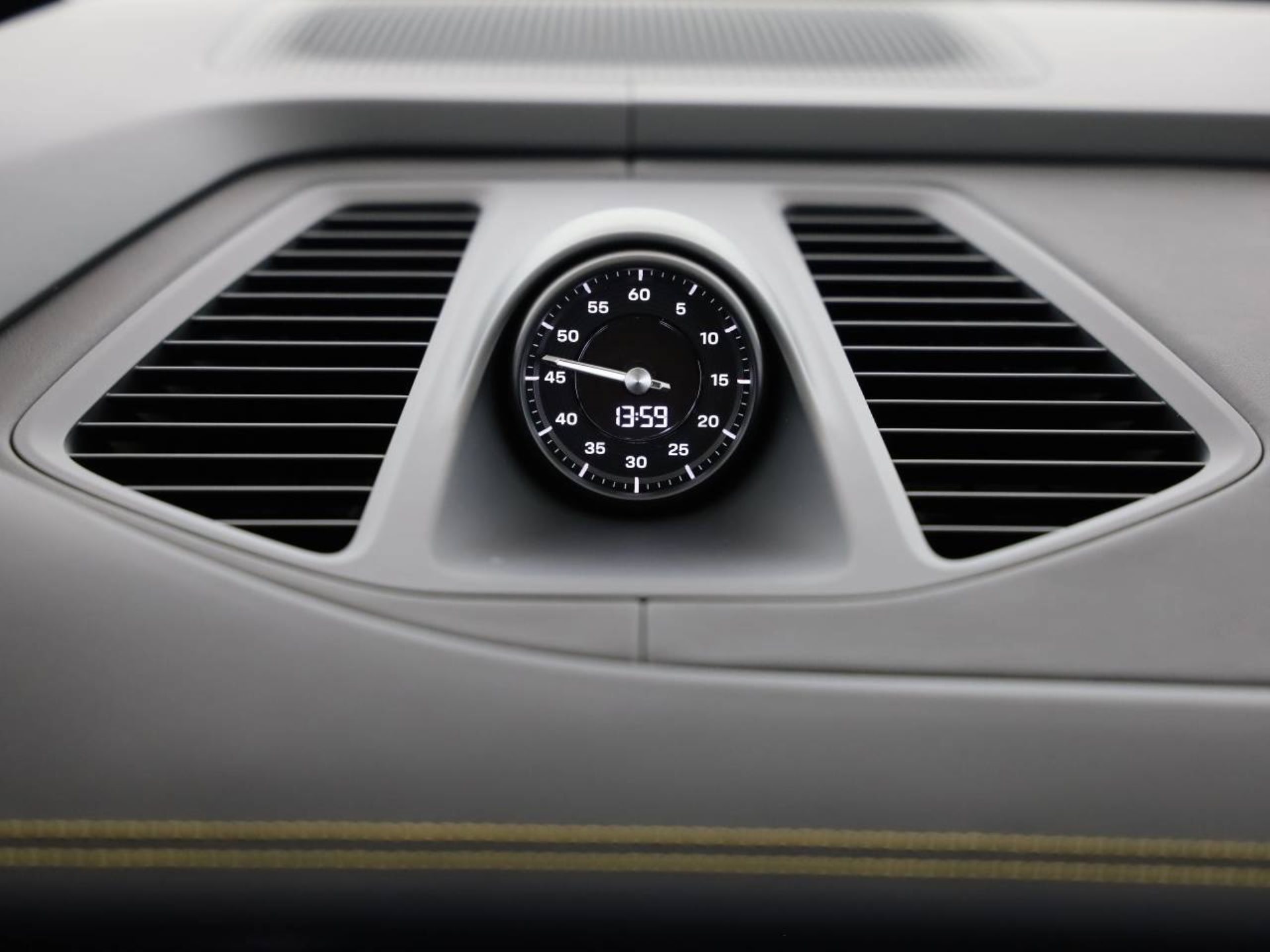 PORSCHE Macan Turbo-image-17