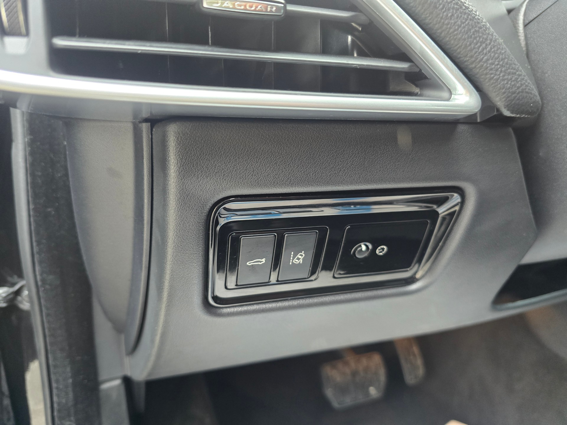 JAGUAR XE 20d Portfolio AWD Automat-image-18