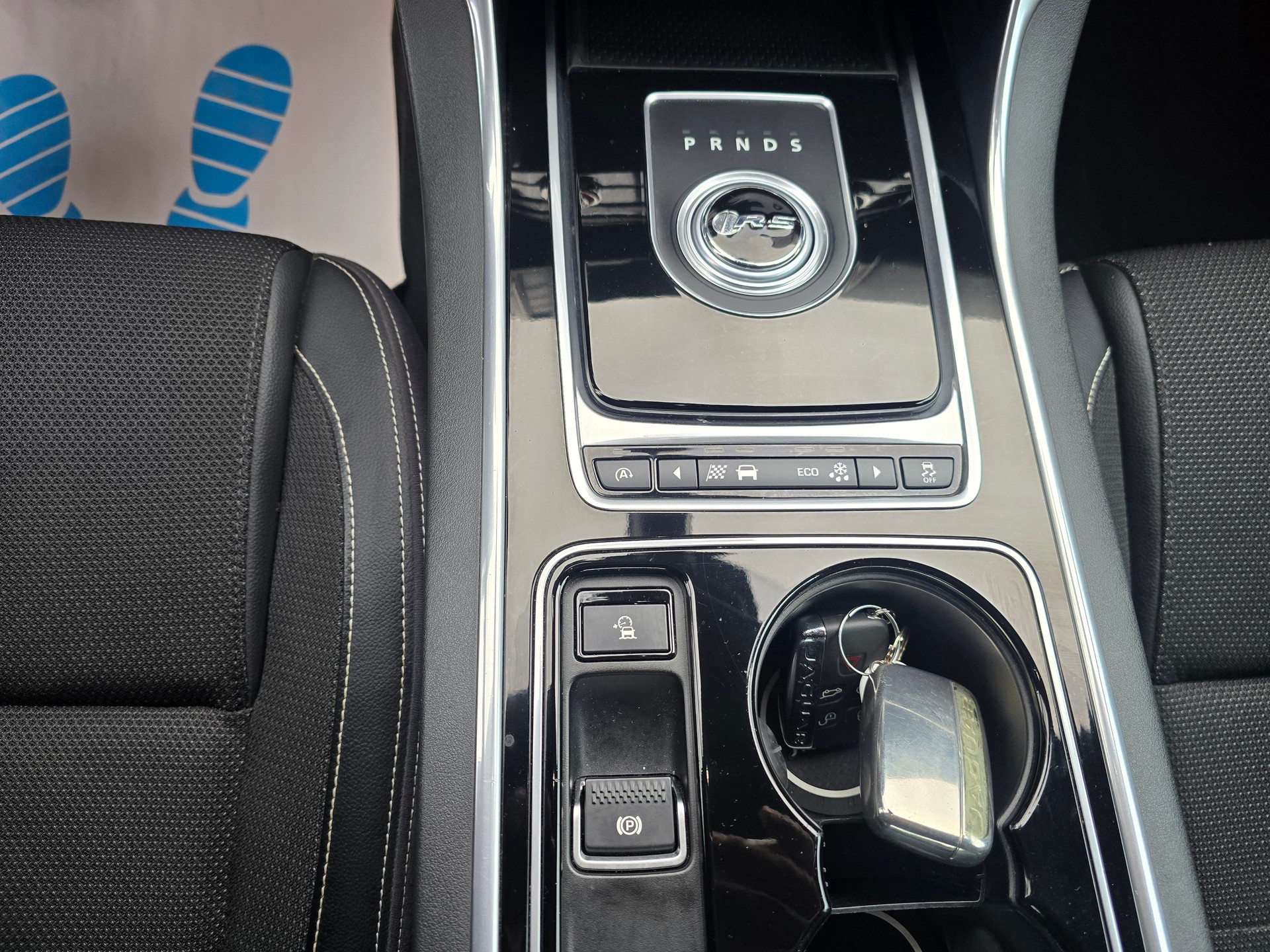 JAGUAR XE 20d Portfolio AWD Automat-image-22