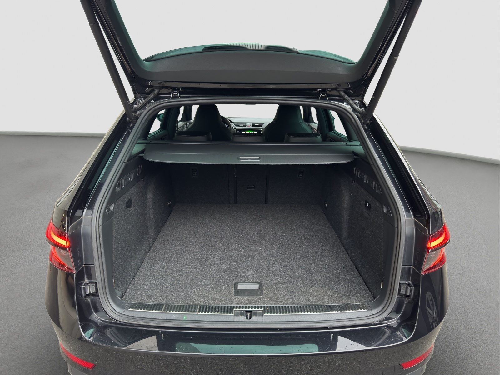 SKODA Superb Combi 2.0 TDi SportLine 4x4 DSG-image-8