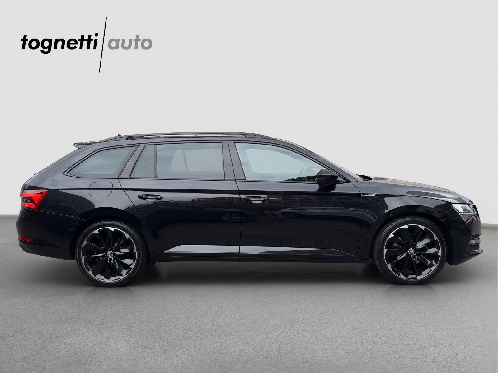 SKODA Superb Combi 2.0 TDi SportLine 4x4 DSG-image-2