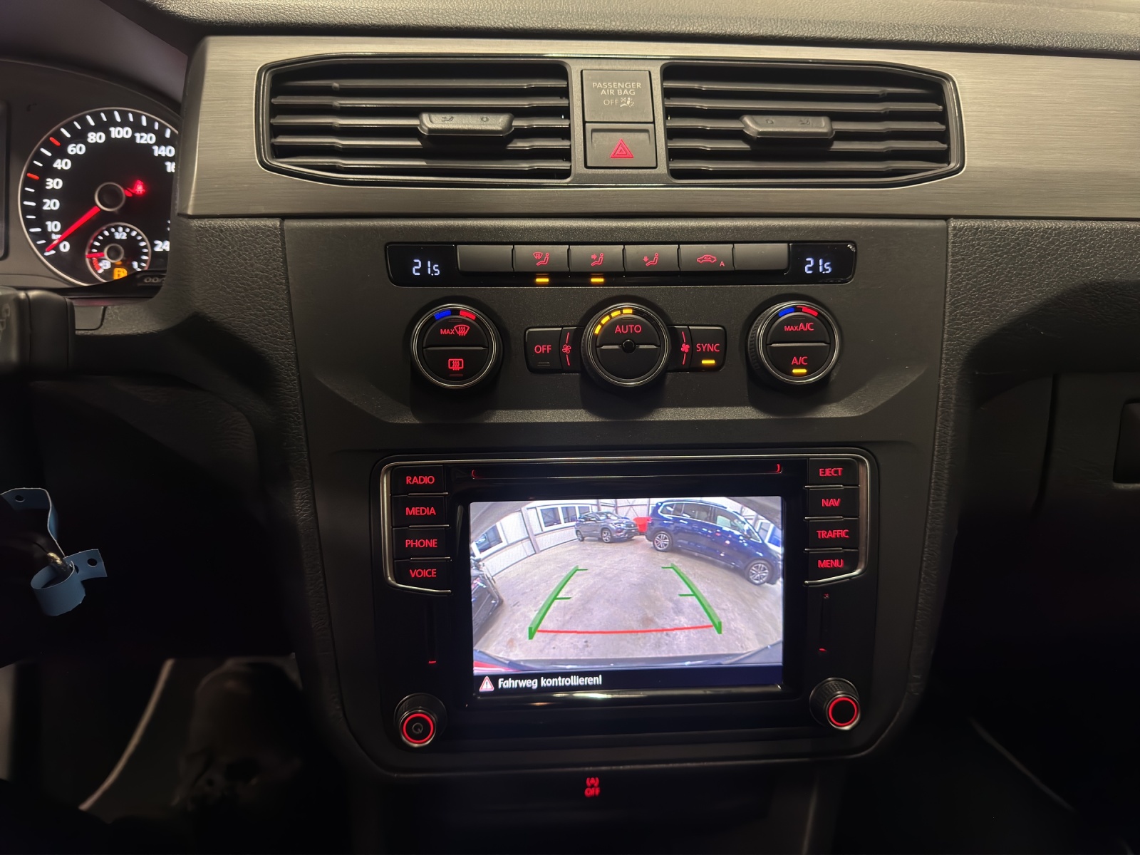 VW Caddy 2.0 TDI Family DSG-image-12