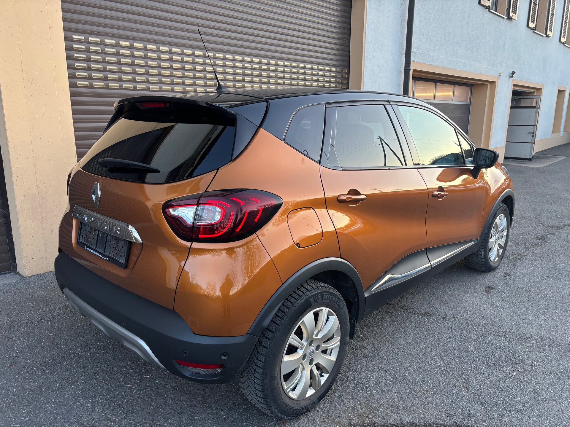RENAULT Captur 1.2 T 16V 90th Anniversary-image-1