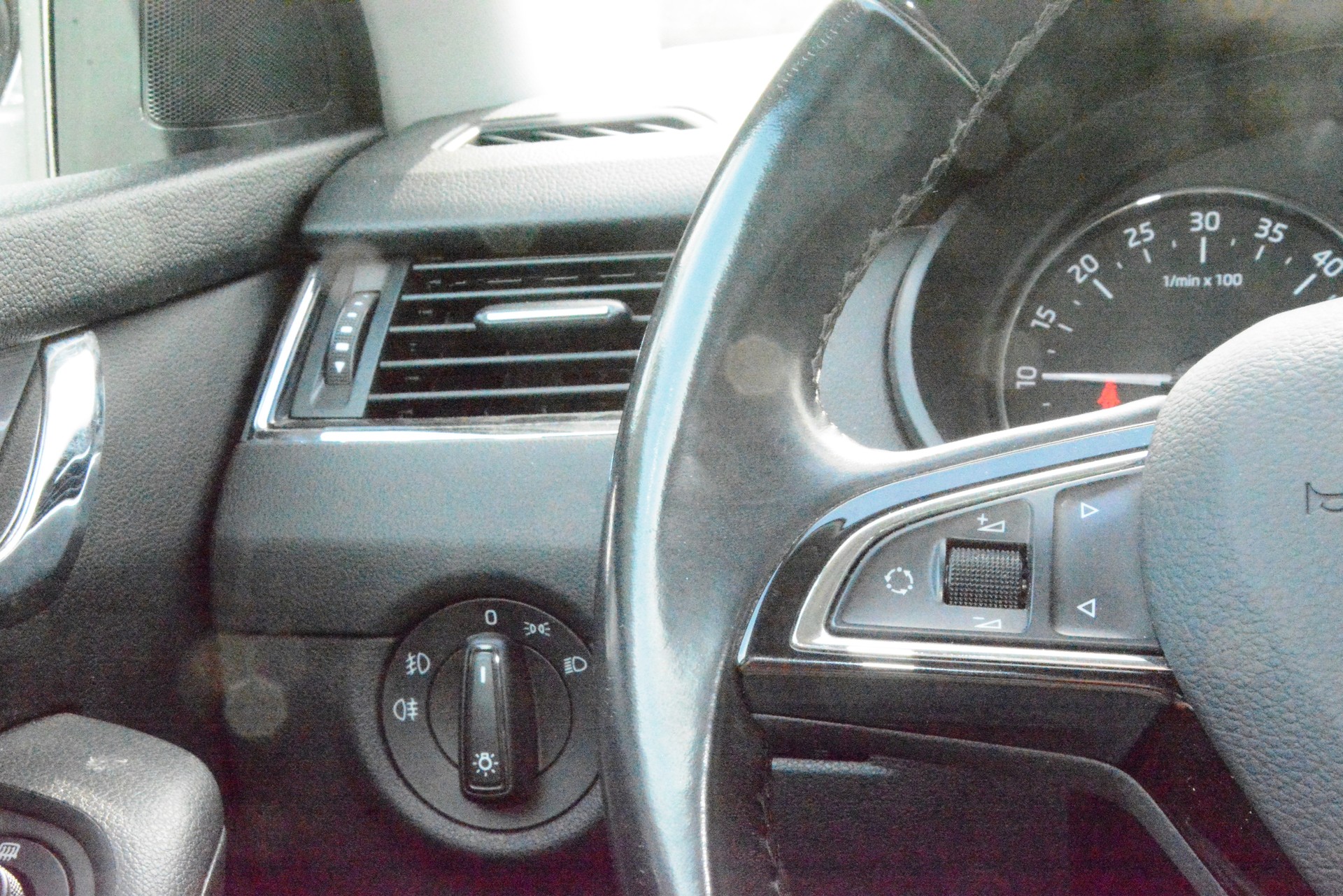 SKODA Octavia Combi 2.0 TDI Ambition 4x4-image-12