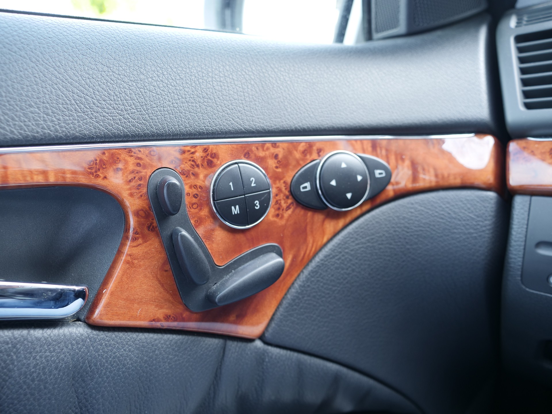MERCEDES-BENZ E 500 Elégance 4Matic Automatic-image-12
