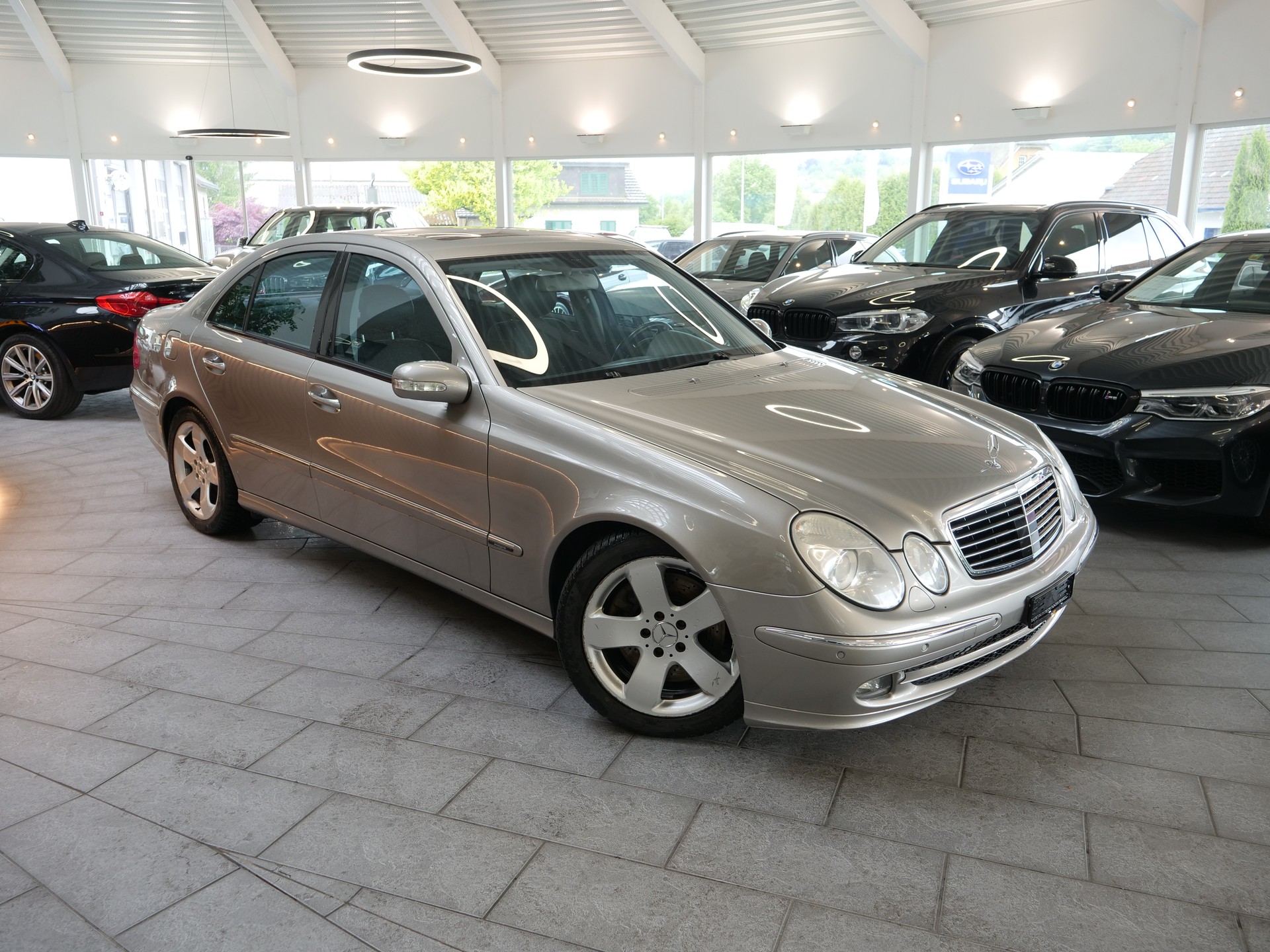 MERCEDES-BENZ E 500 Elégance 4Matic Automatic-showroom-element-3