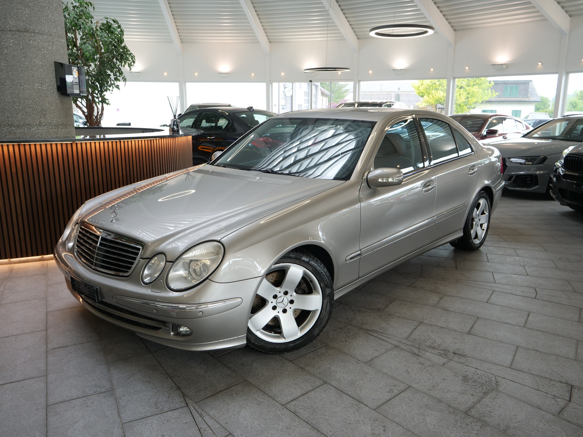 MERCEDES-BENZ E 500 Elégance 4Matic Automatic-showroom-element-1