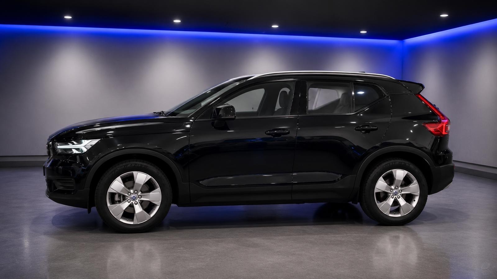 VOLVO XC40 D3 Momentum Geartronic-image-1