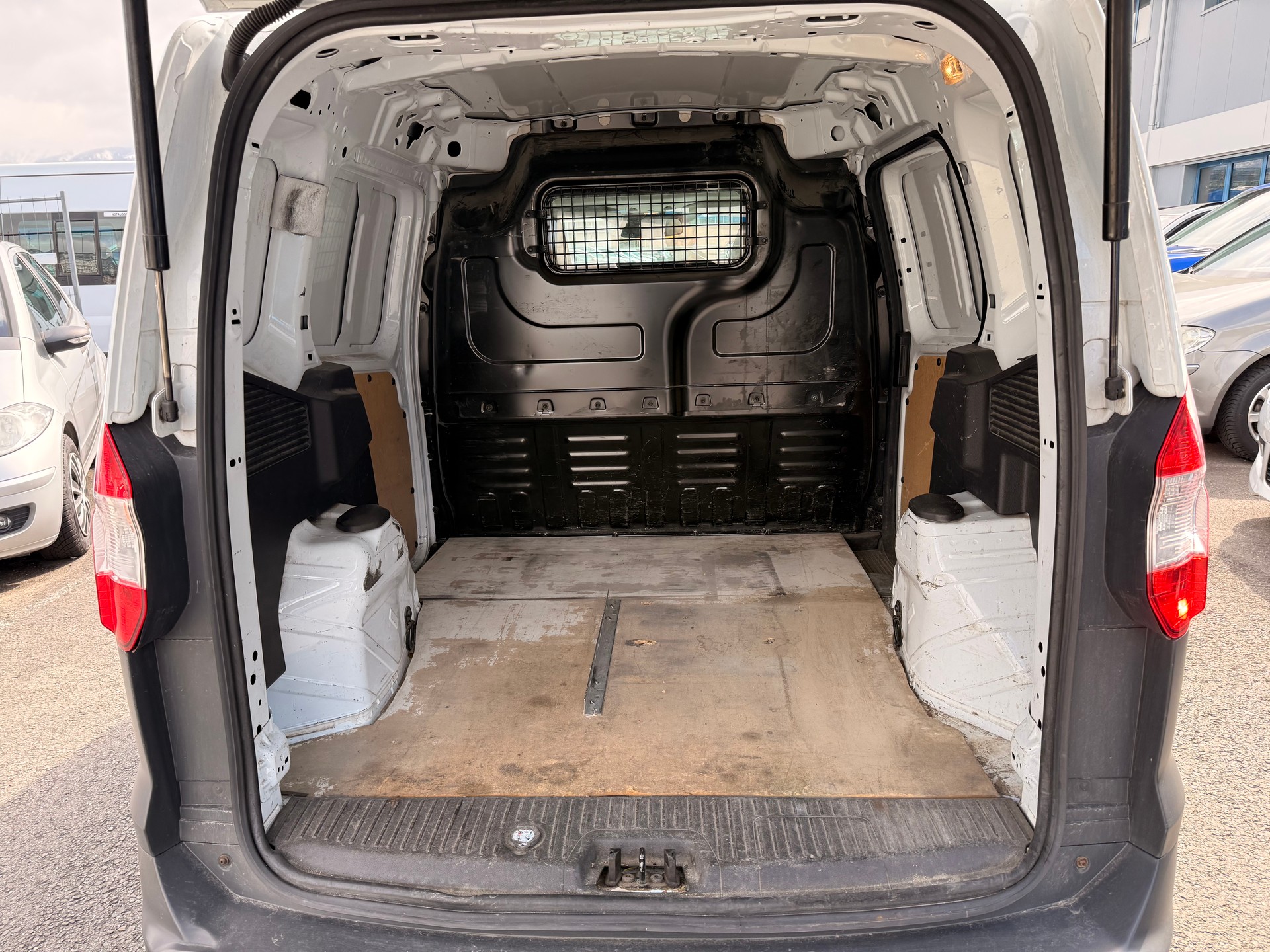 FORD Transit Courier Van 1.5 TDCi Ambiente-image-6