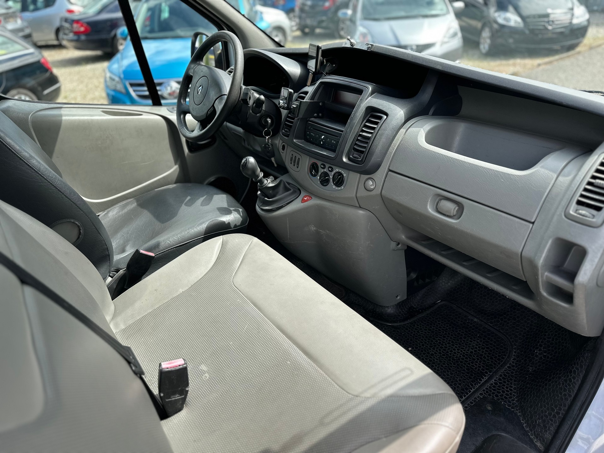 RENAULT Trafic 2.5 dCi 2.9t L2H1-image-8