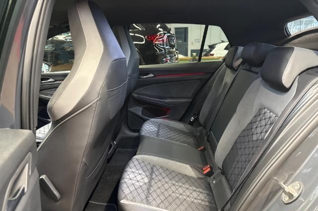 VW Golf 2.0 TDI R-Line DSG 4Motion-image-5