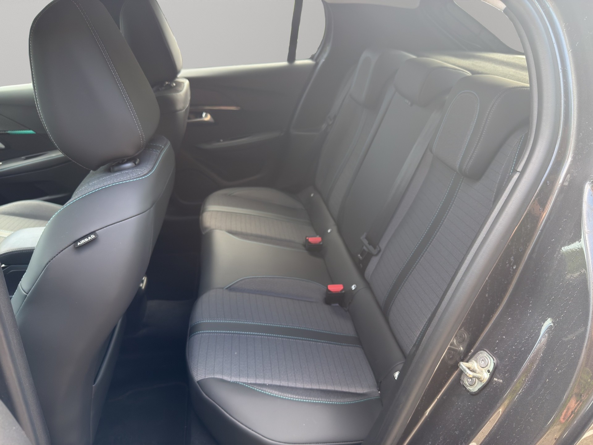 PEUGEOT 208 1.2 PureTech Allure-image-17