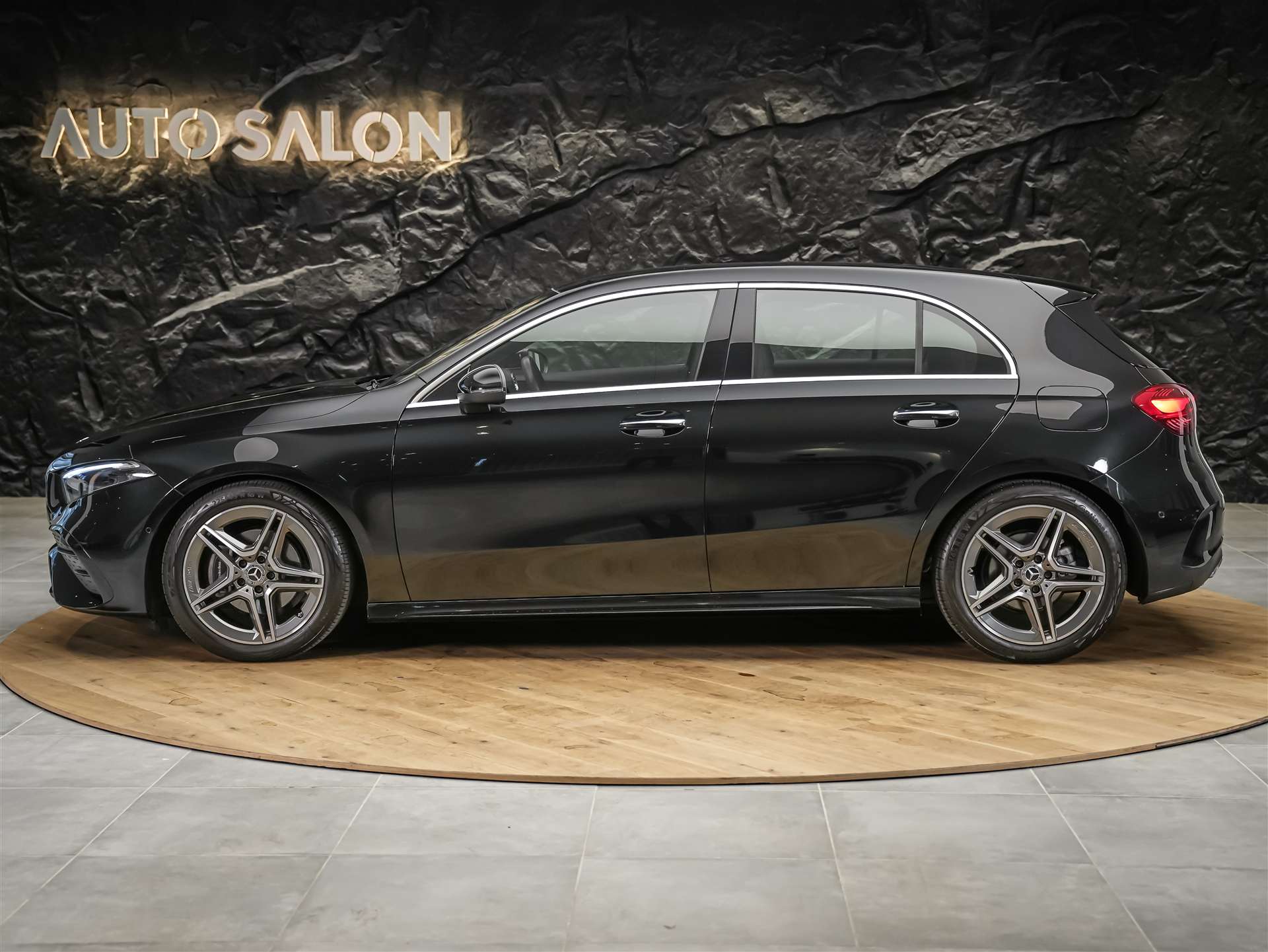 MERCEDES-BENZ A 180 AMG Line 7G-DCT *Facelift*Werksgarantie*Kamera*Abstandsregler-image-2