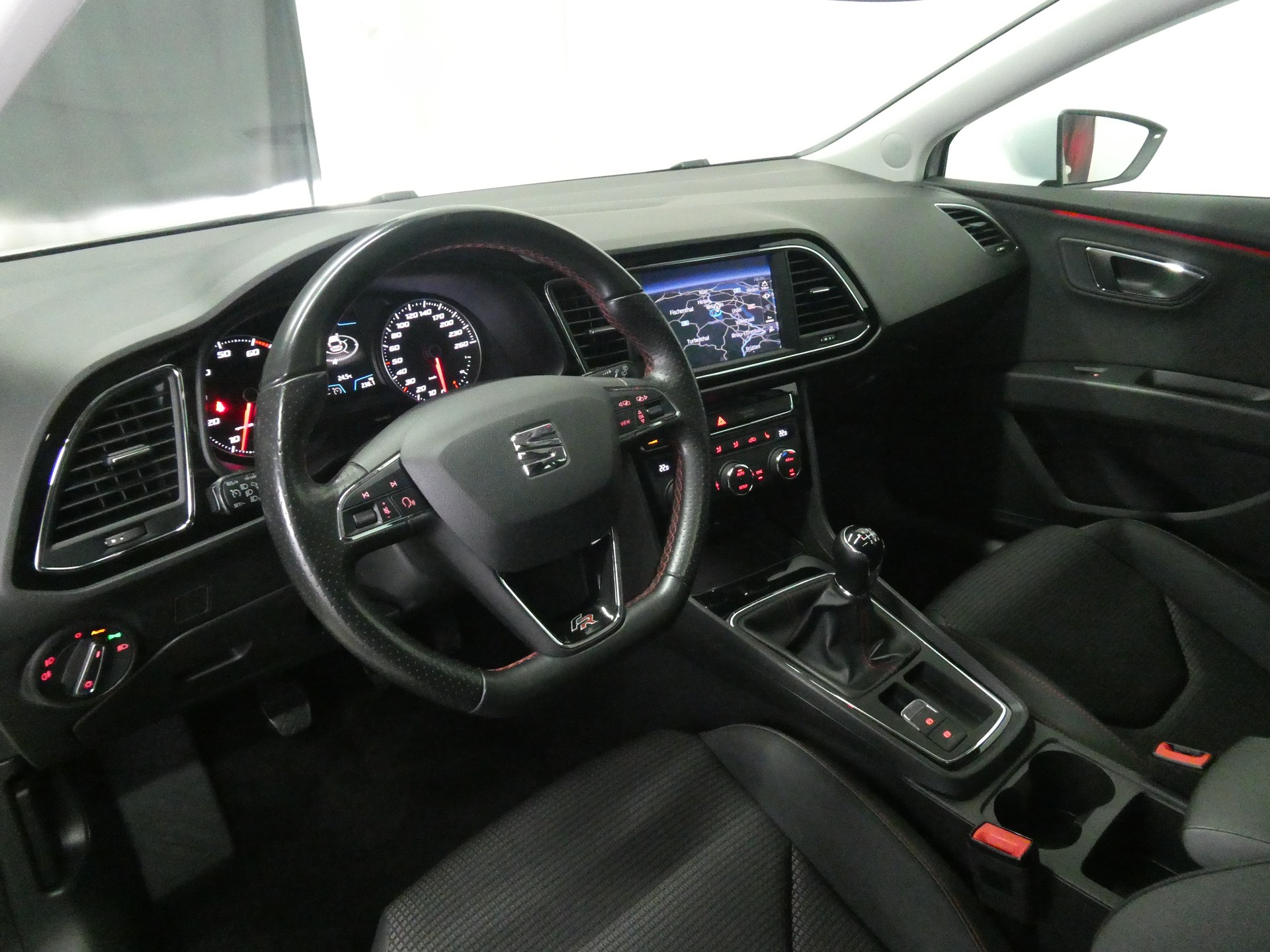 SEAT Leon ST 1.4 TSI FR - Panorama - Navi - DAB+ - CarPlay - Teil-Leder - 150 PS-image-8