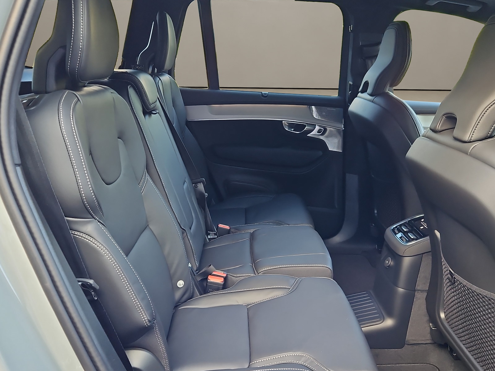 VOLVO XC90 T8 AWD Plug-in Hybrid-image-11