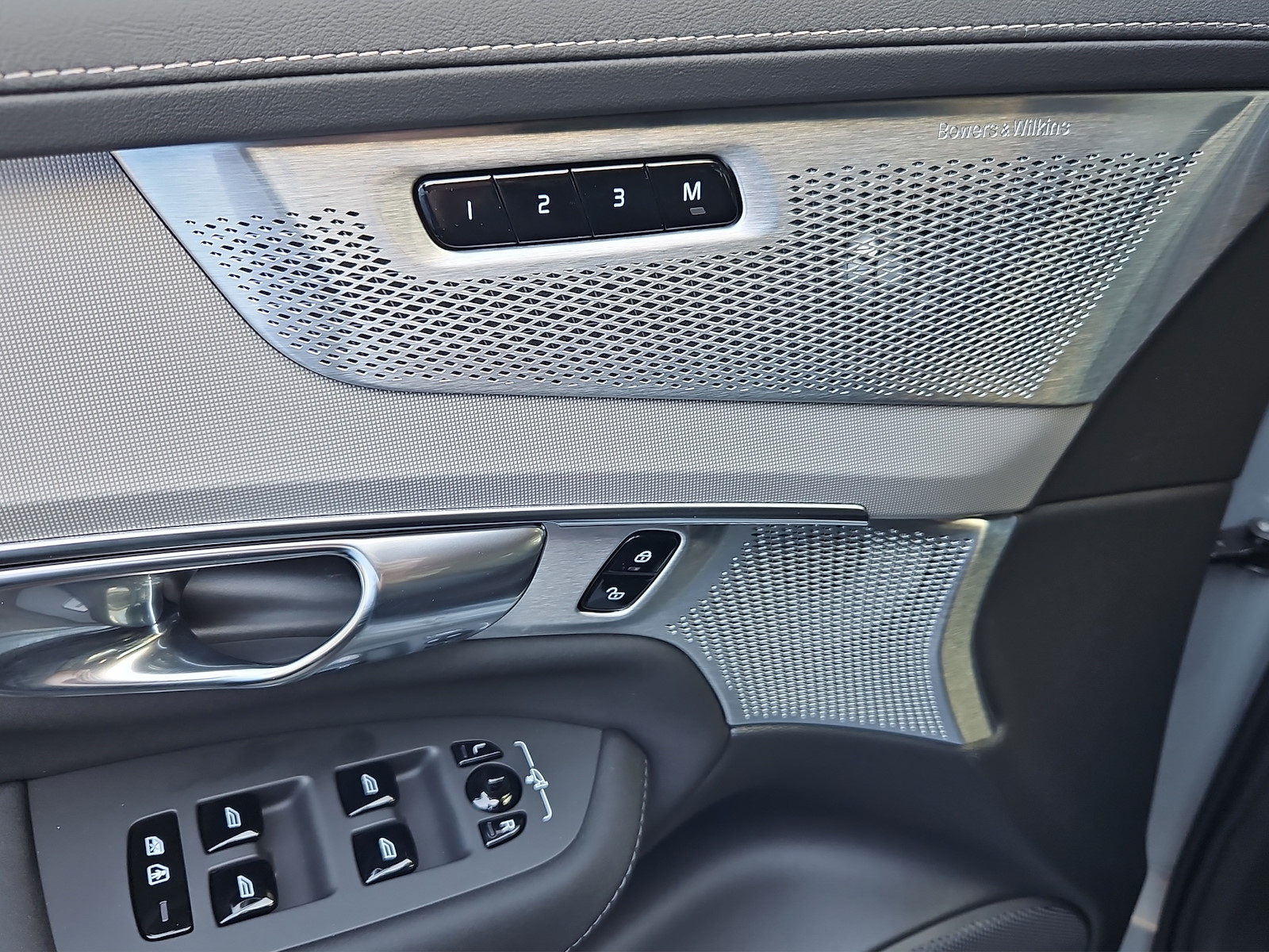 VOLVO XC90 T8 AWD Plug-in Hybrid-image-15
