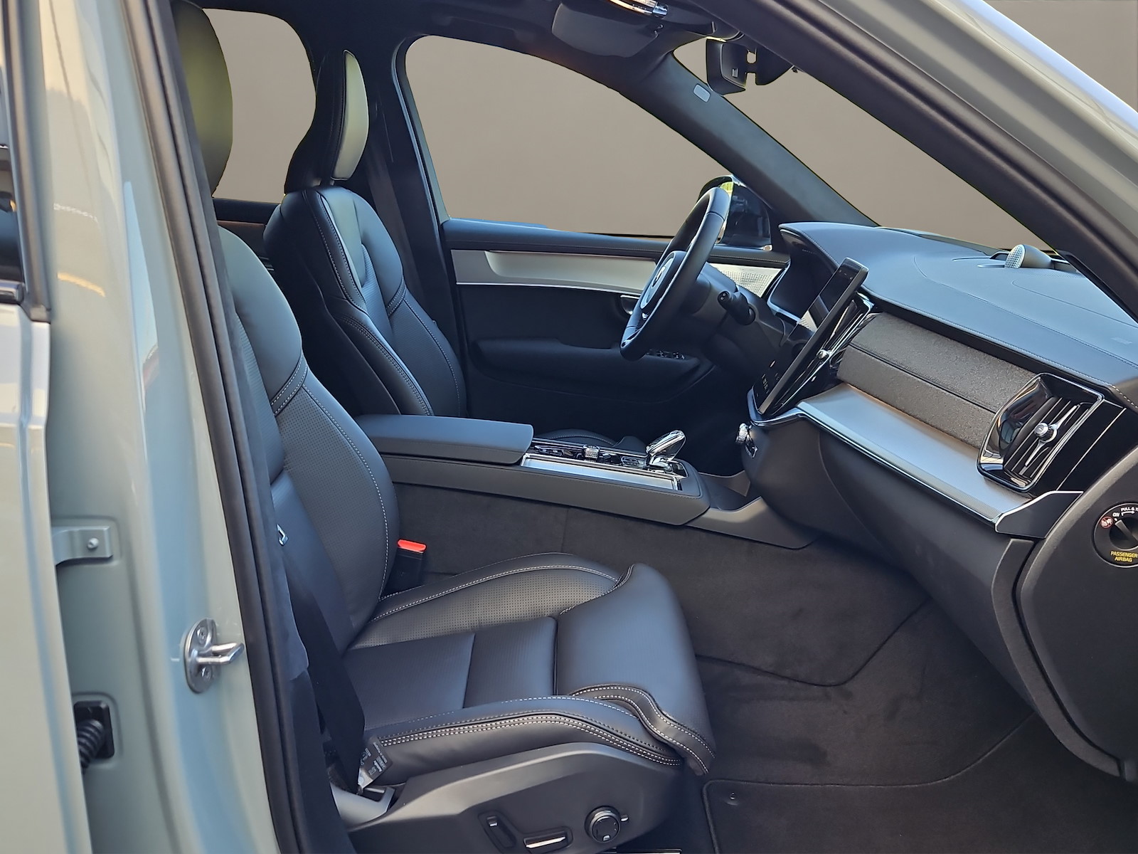 VOLVO XC90 T8 AWD Plug-in Hybrid-image-10