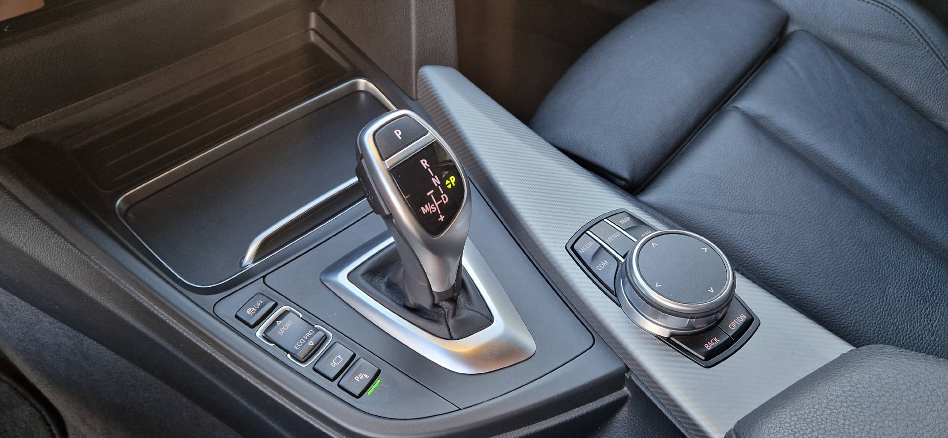 BMW 320d xDrive SAG Touring-image-11