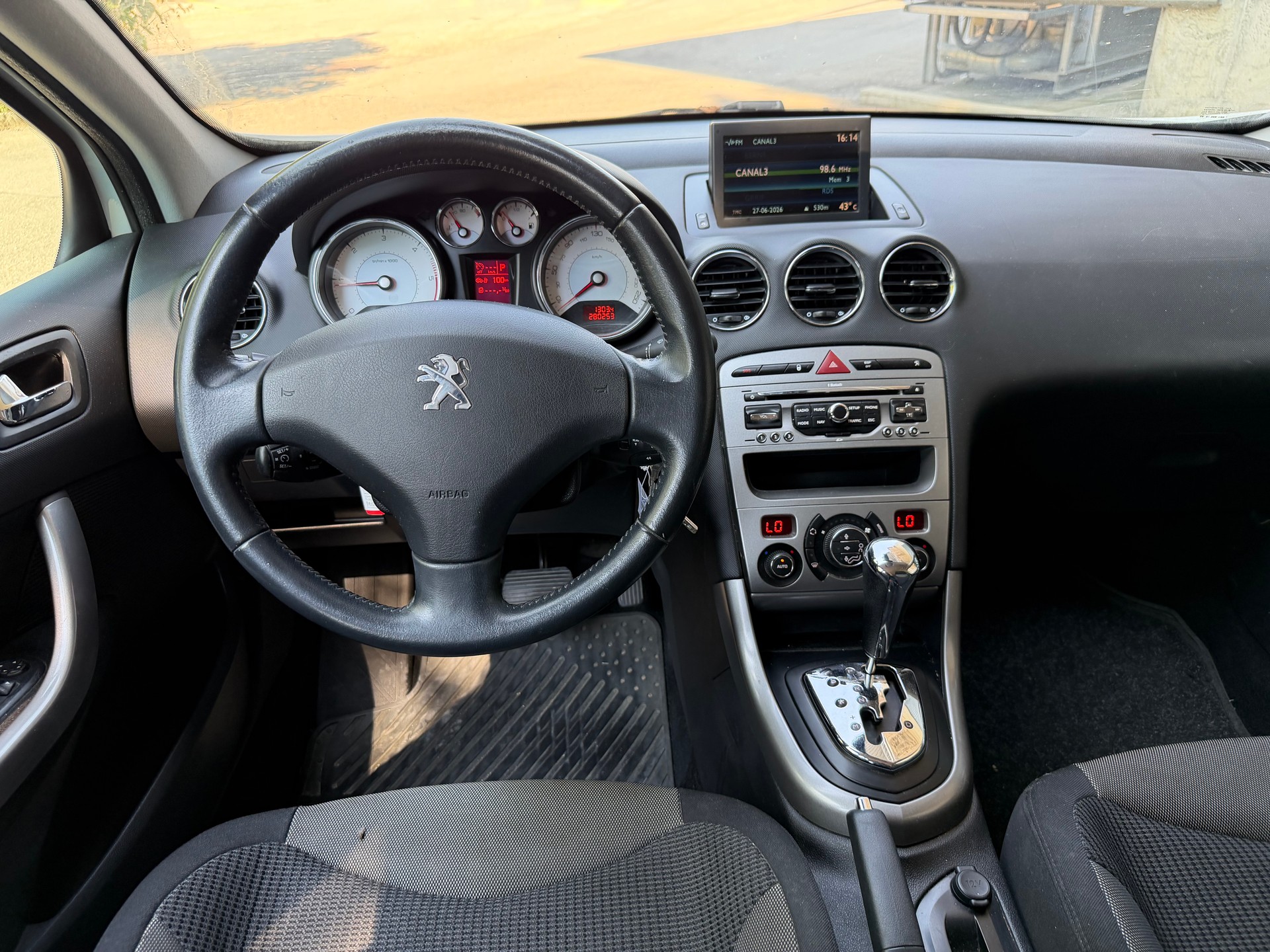 PEUGEOT 308 SW 2.0 HDI Allure Automatic-image-9