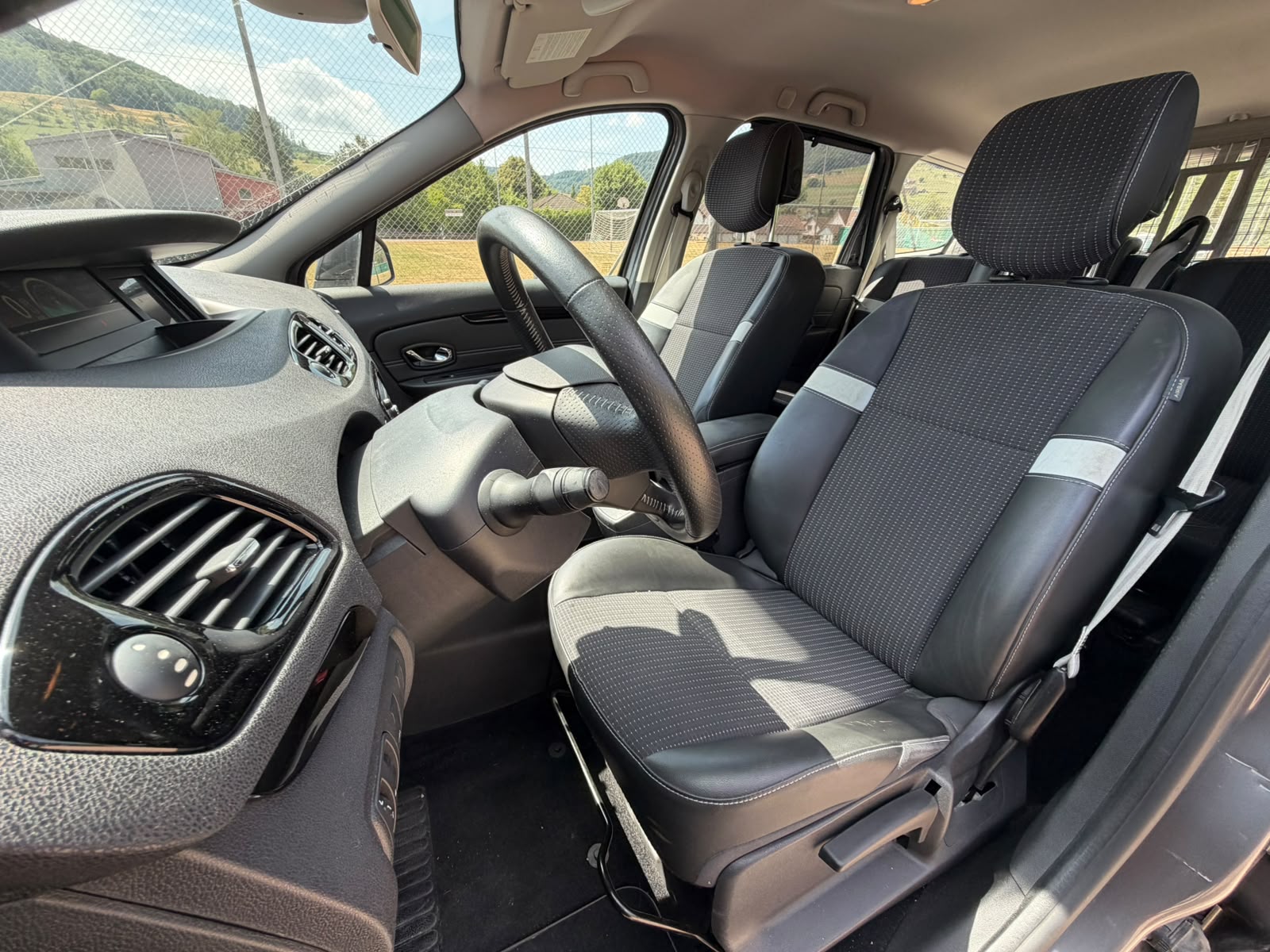 RENAULT Grand Scénic 1.4 16V Turbo Bose-image-12