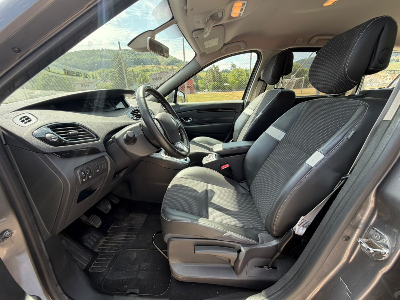 RENAULT Grand Scénic 1.4 16V Turbo Bose-image-11