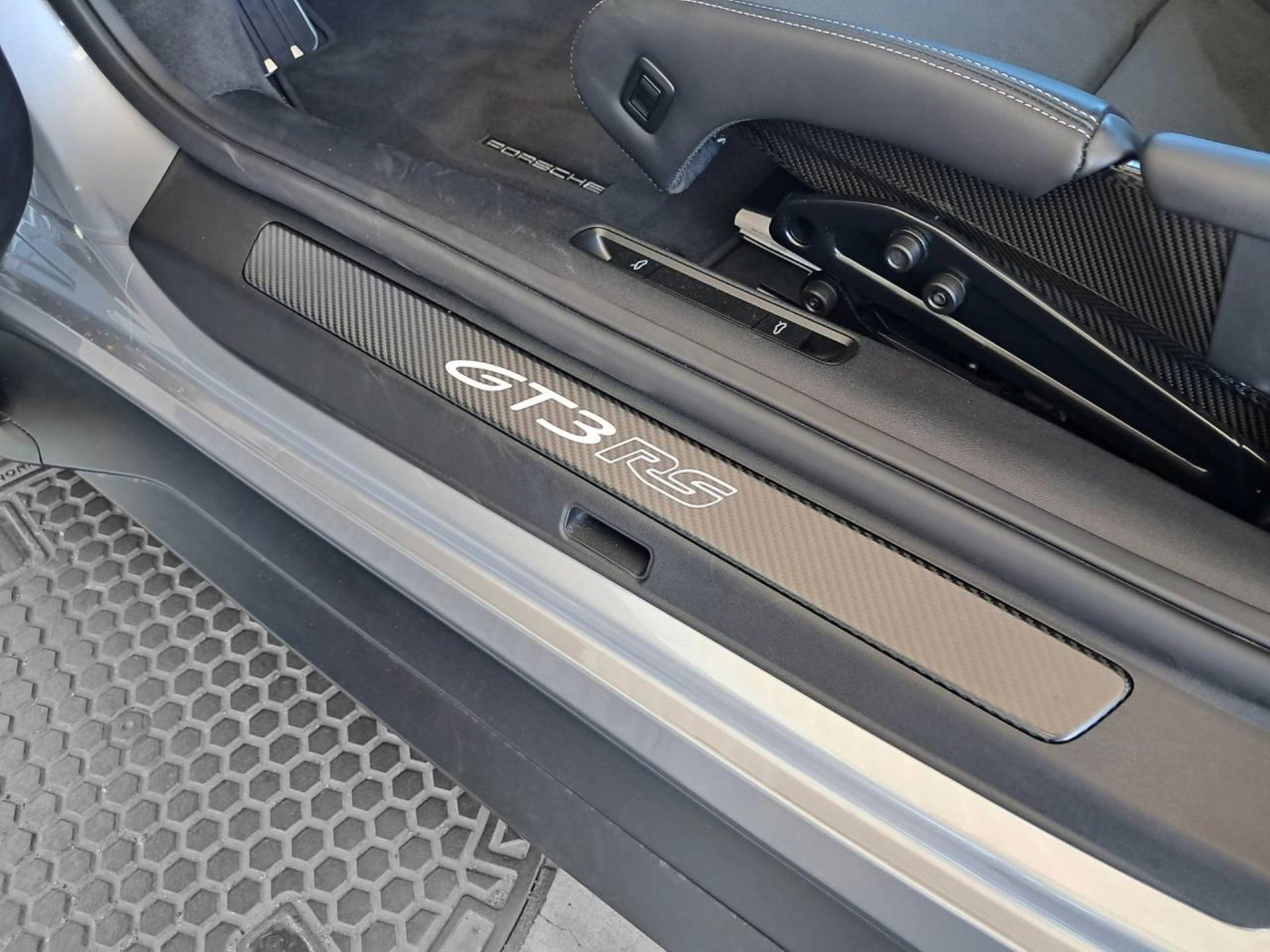 PORSCHE 911 GT3 RS (MY24)-image-25