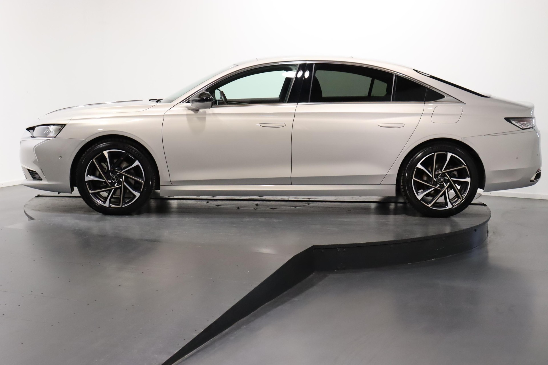 DS AUTOMOBILES 9 1.6 E-Tense Rivoli+-image-1