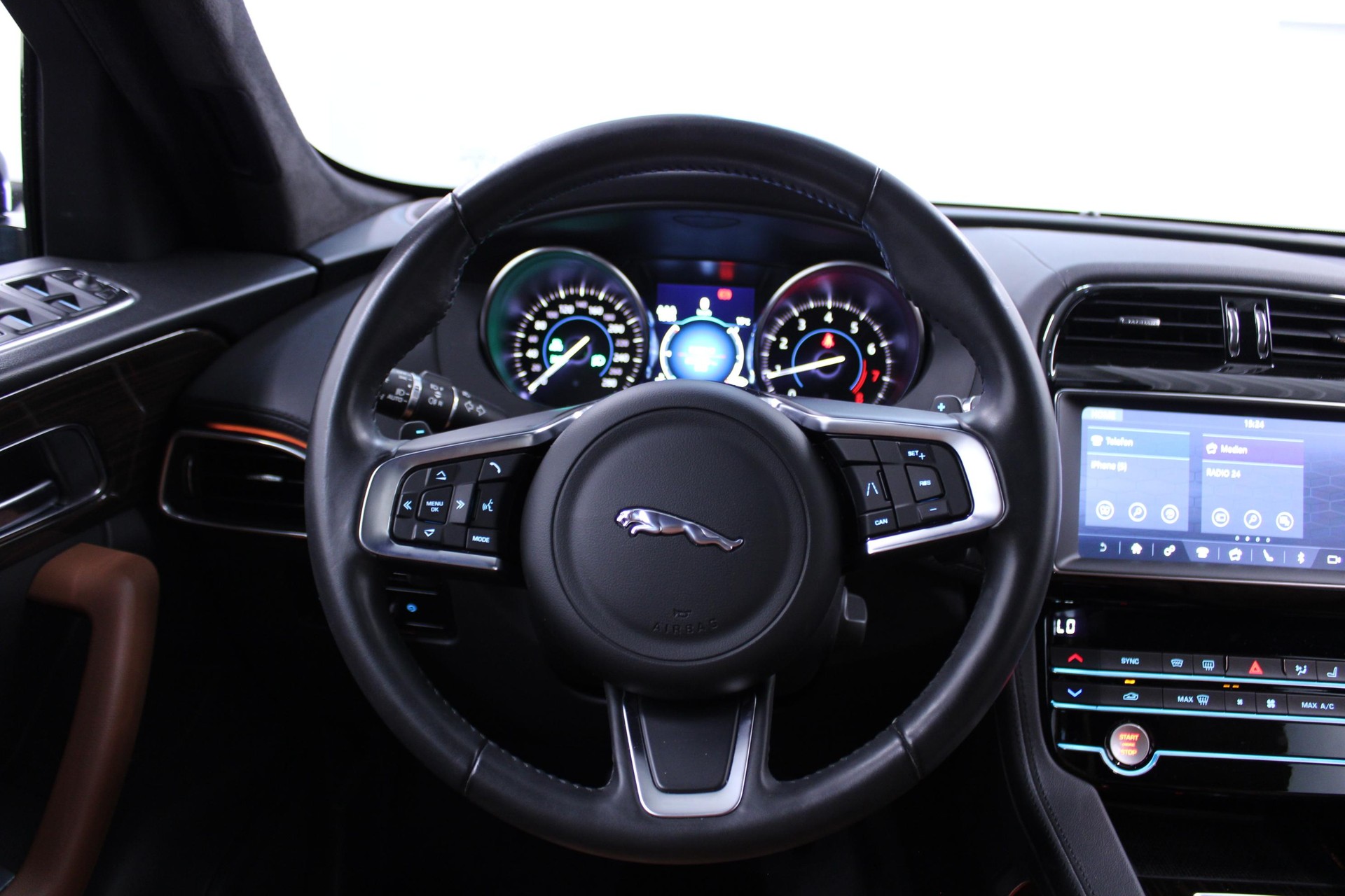 JAGUAR F-Pace 2.0 T 250 Portfolio AWD-image-7