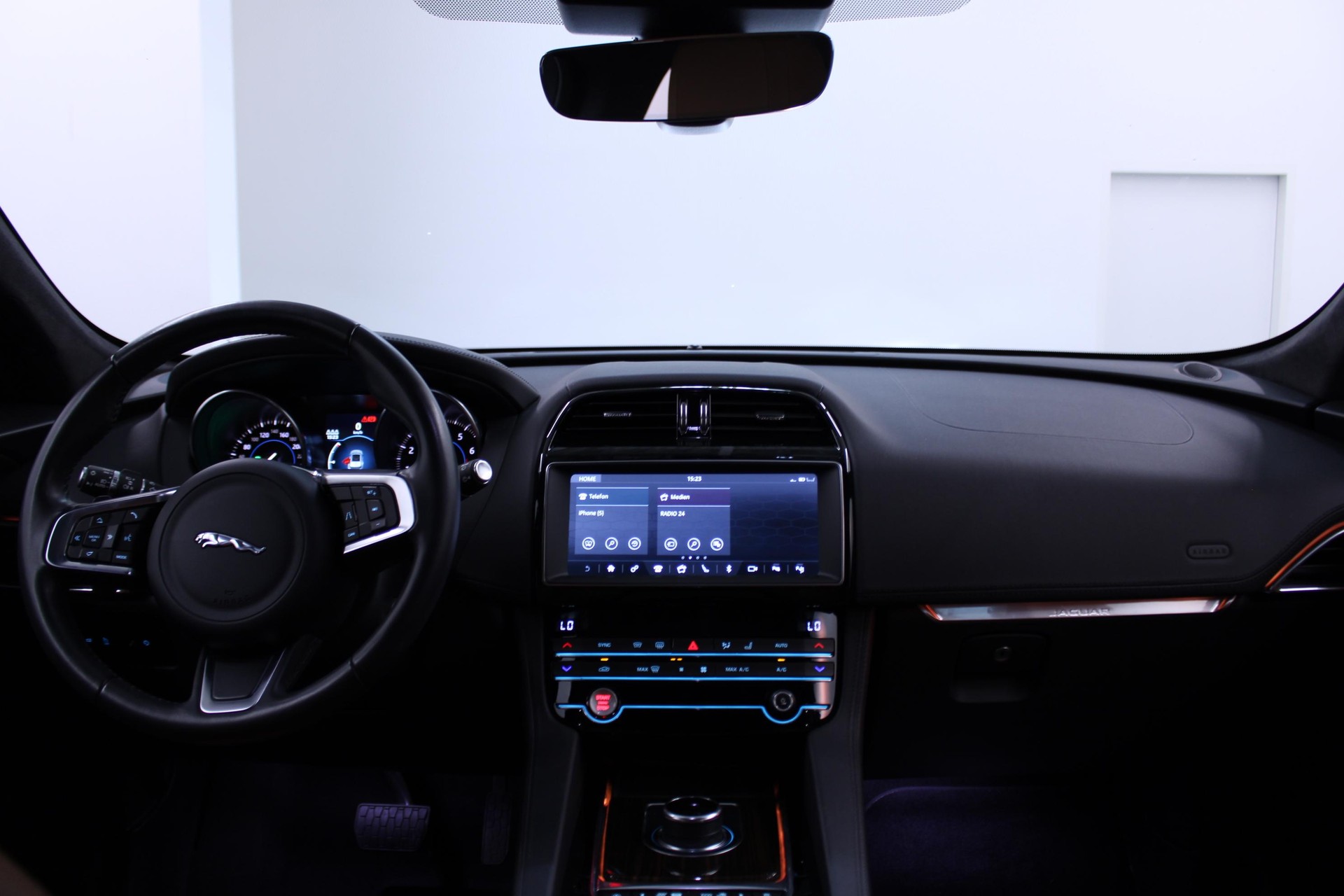 JAGUAR F-Pace 2.0 T 250 Portfolio AWD-image-6