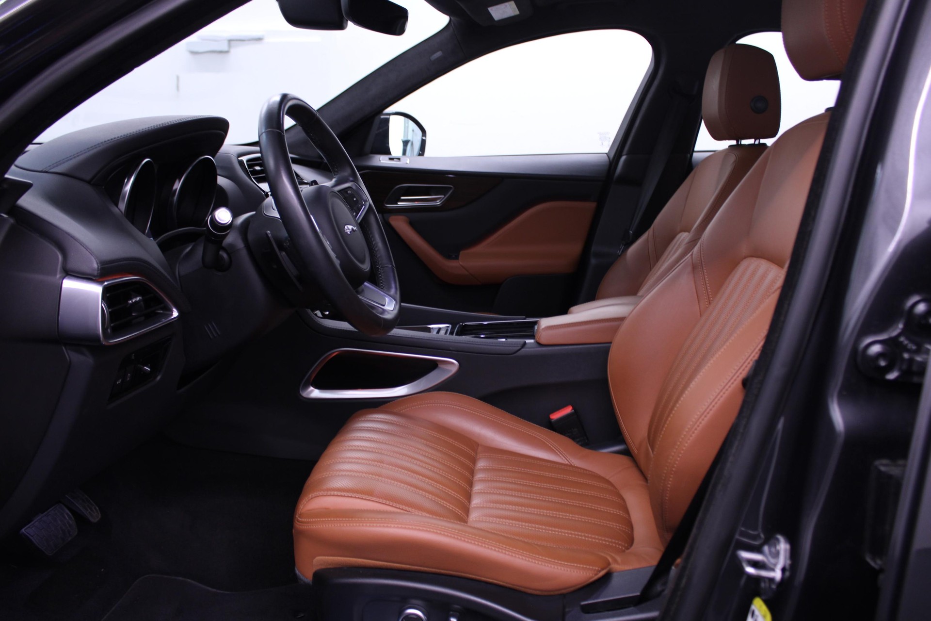 JAGUAR F-Pace 2.0 T 250 Portfolio AWD-image-4