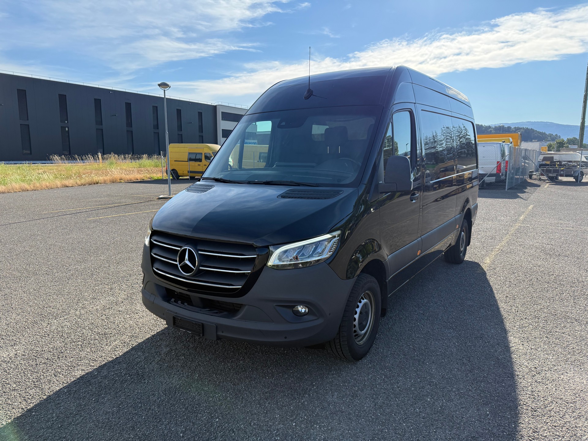 MERCEDES-BENZ Sprinter 319 CDI Standard 9G-TRONIC-image-0