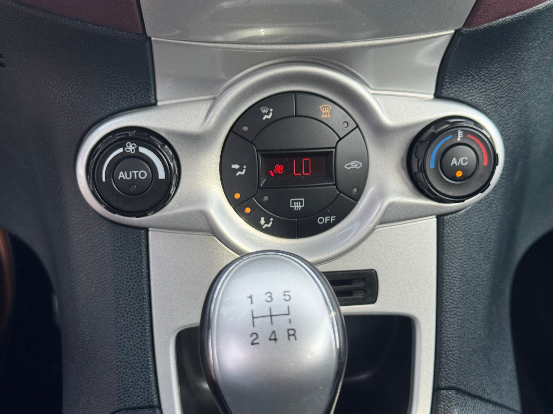 FORD Fiesta 1.6 16V Titanium-image-11