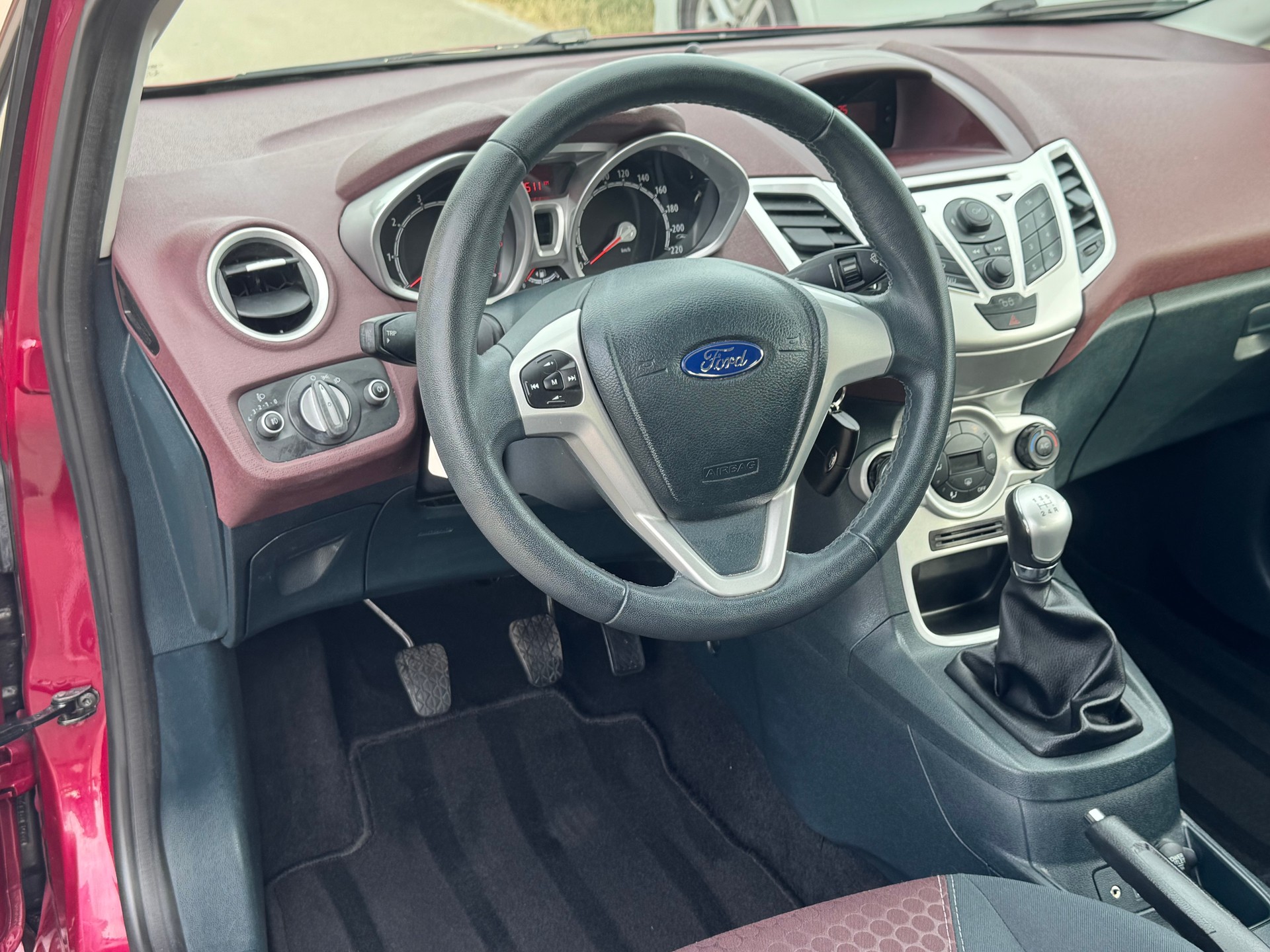 FORD Fiesta 1.6 16V Titanium-image-6
