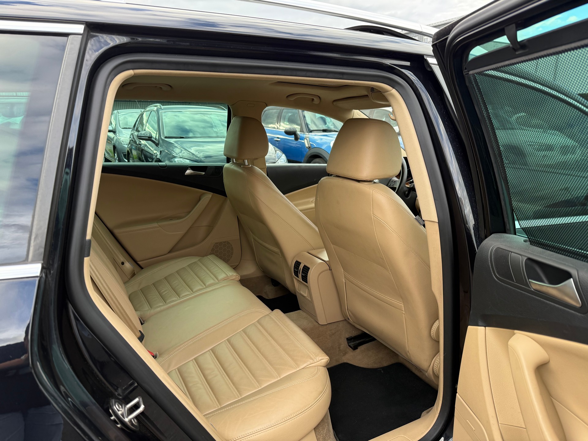 VW Passat Variant 3.2 V6 FSI Highline 4Motion / Ab MFK / AHK 2200kg / Rückfahrkamera / Navi / Schiebedach-image-13