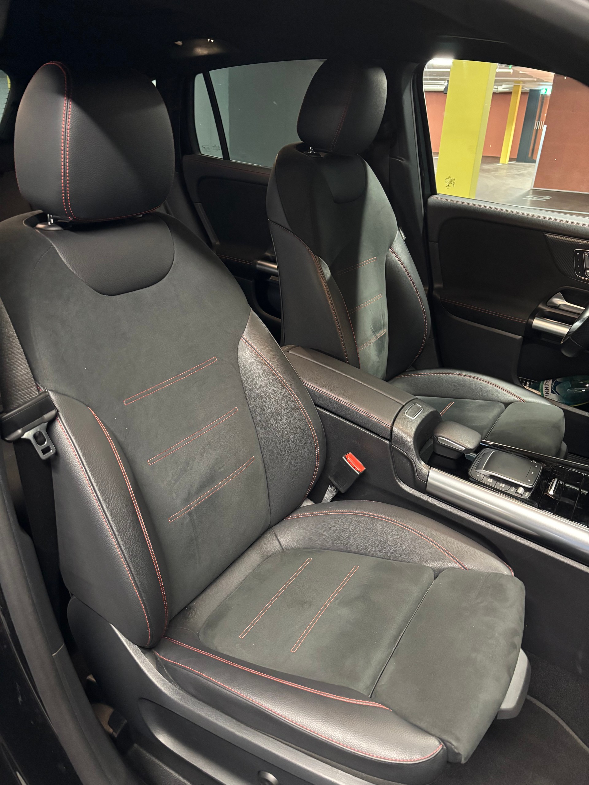 MERCEDES-BENZ GLA 220 d AMG Line 4matic-image-4