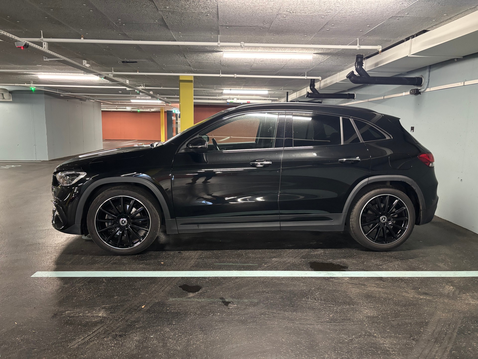 MERCEDES-BENZ GLA 220 d AMG Line 4matic-image-2