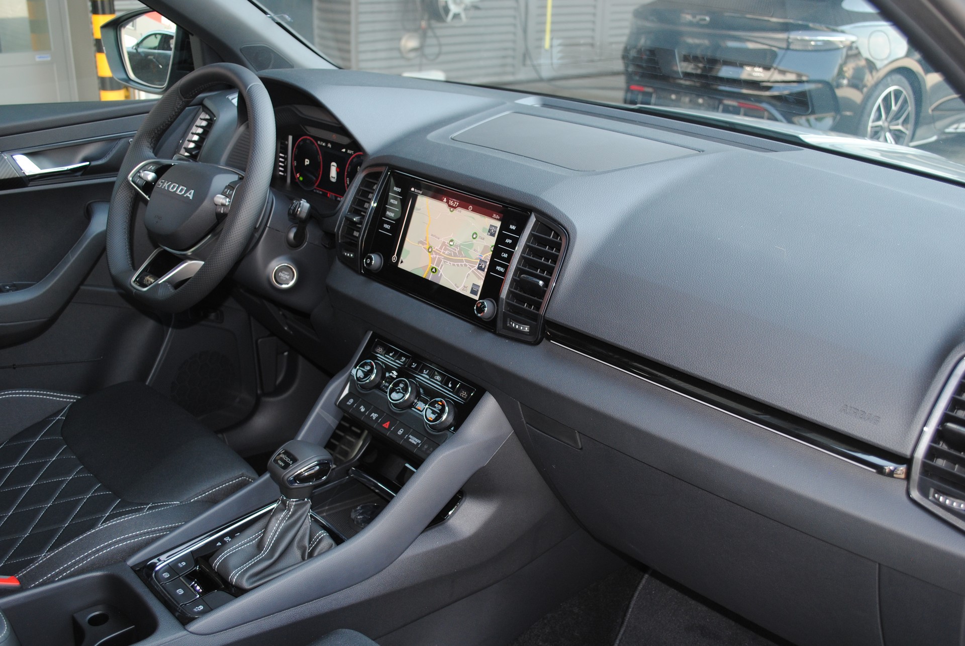 SKODA Karoq 1.5 TSI SportLine DSG-image-14