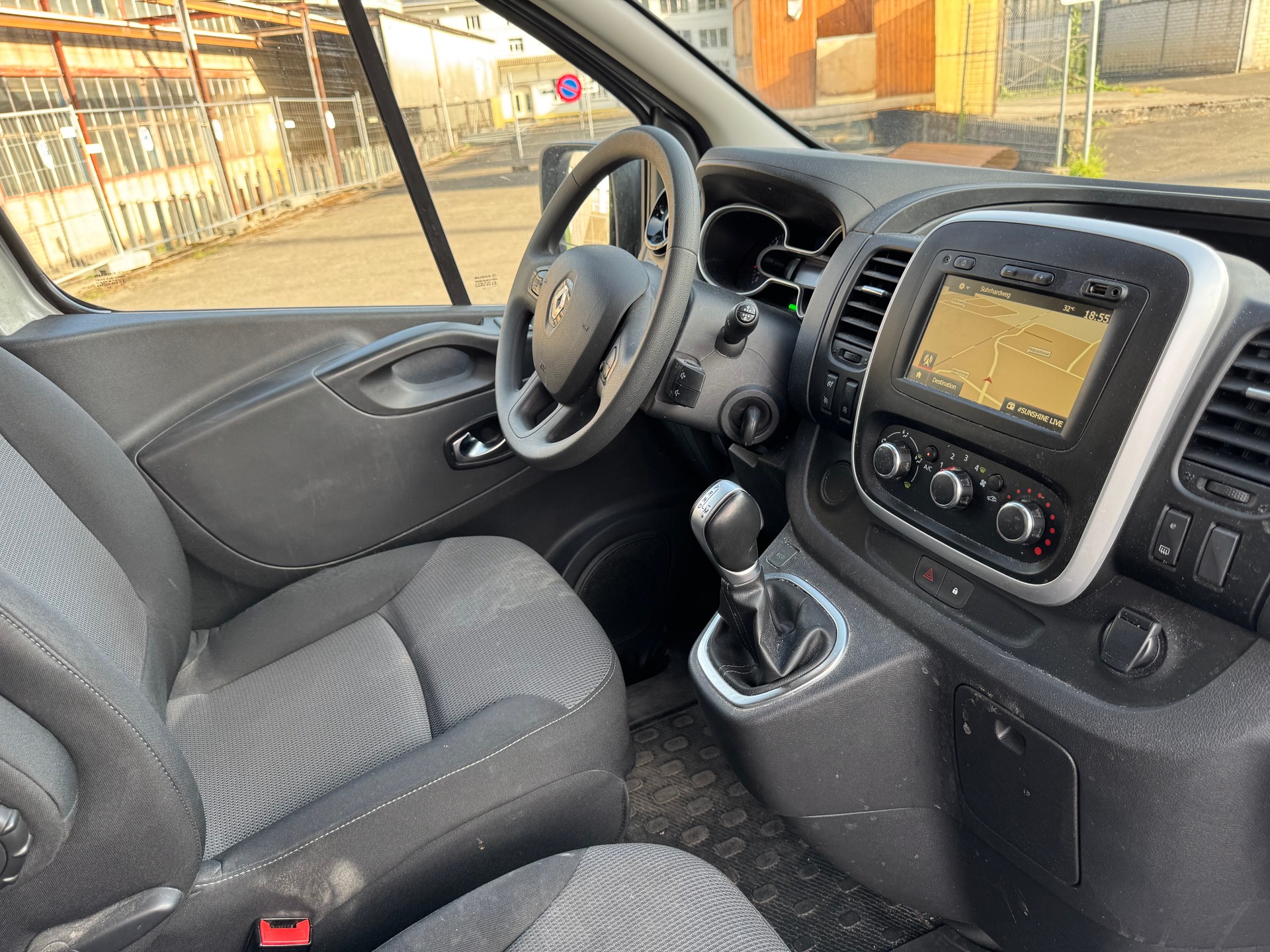 RENAULT Trafic 2.0 ENERGY dCi145 3.0t Business L1H1 A-image-10