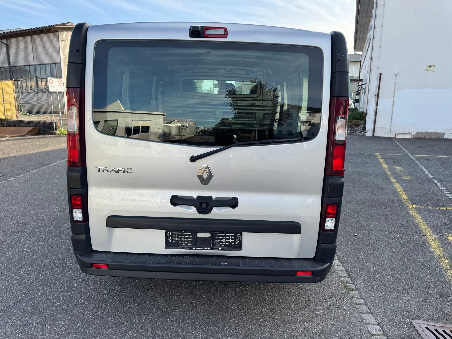 RENAULT Trafic 2.0 ENERGY dCi145 3.0t Business L1H1 A-image-5