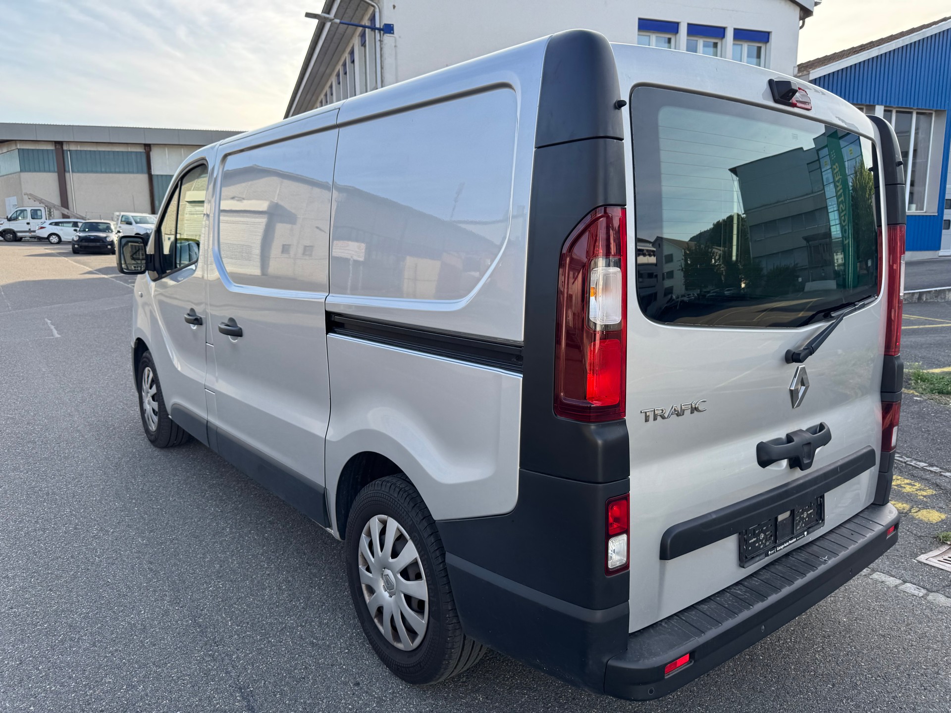 RENAULT Trafic 2.0 ENERGY dCi145 3.0t Business L1H1 A-image-7