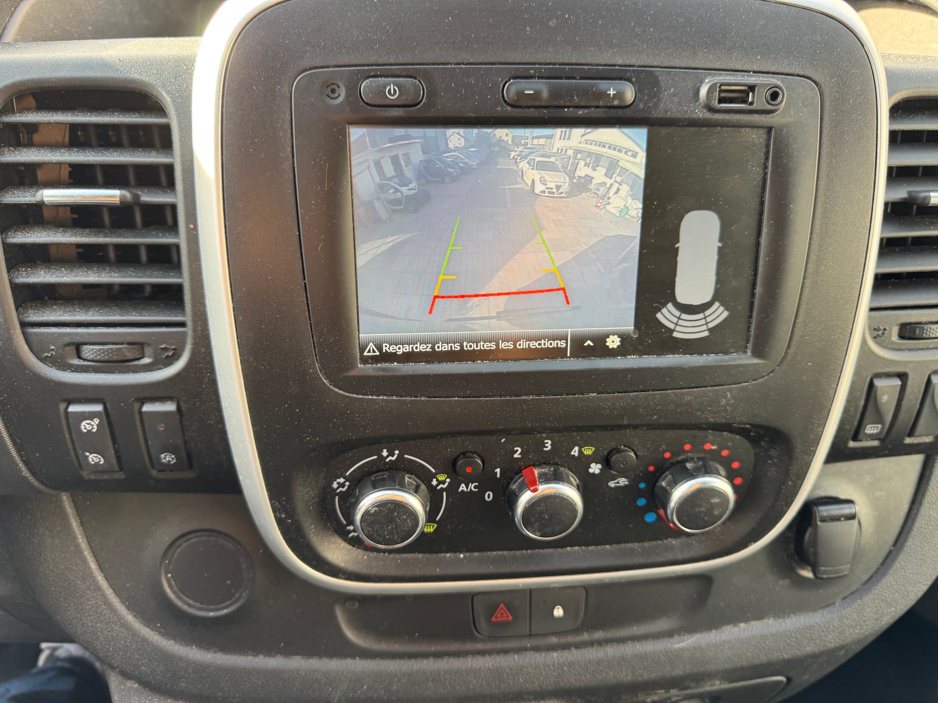 RENAULT Trafic 2.0 ENERGY dCi145 3.0t Business L1H1 A-image-12