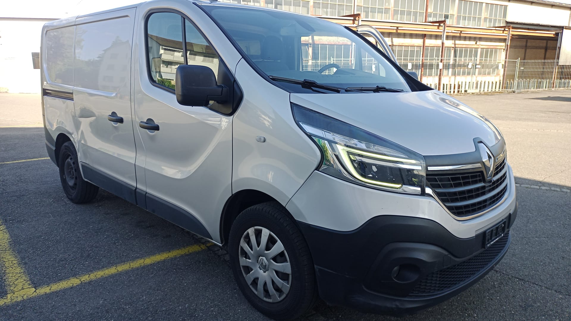 RENAULT Trafic 2.0 ENERGY dCi145 3.0t Business L1H1 A-image-3