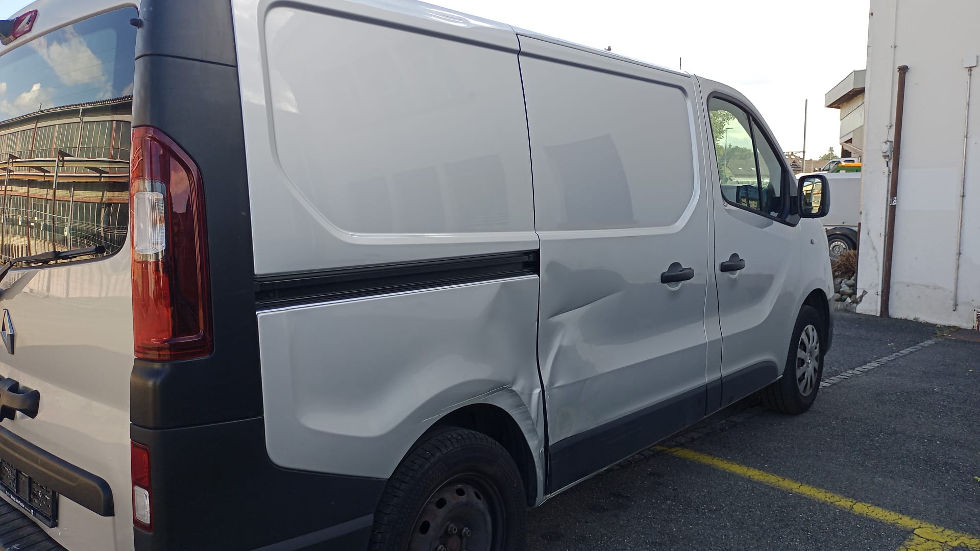 RENAULT Trafic 2.0 ENERGY dCi145 3.0t Business L1H1 A-image-4