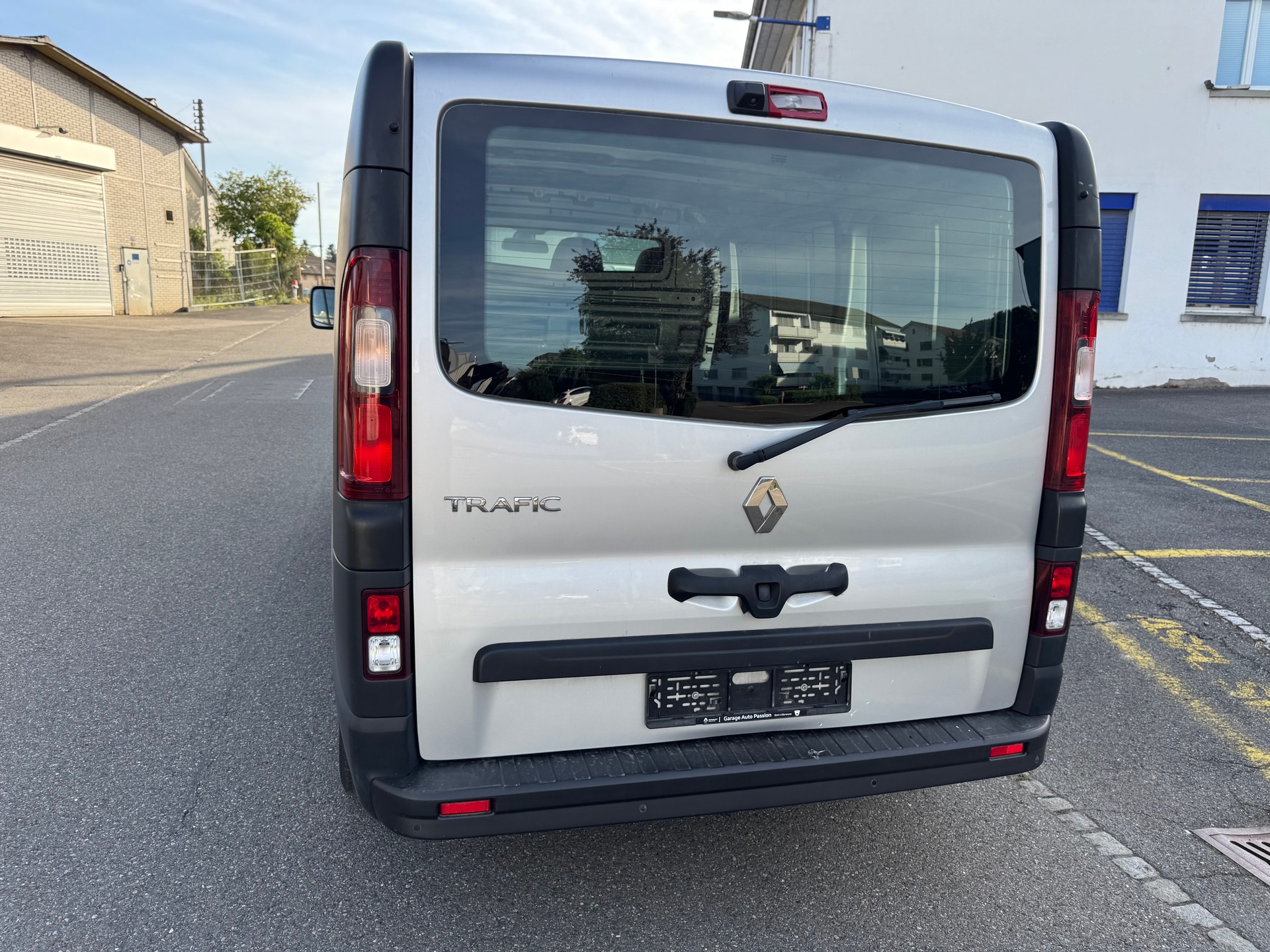 RENAULT Trafic 2.0 ENERGY dCi145 3.0t Business L1H1 A-image-6