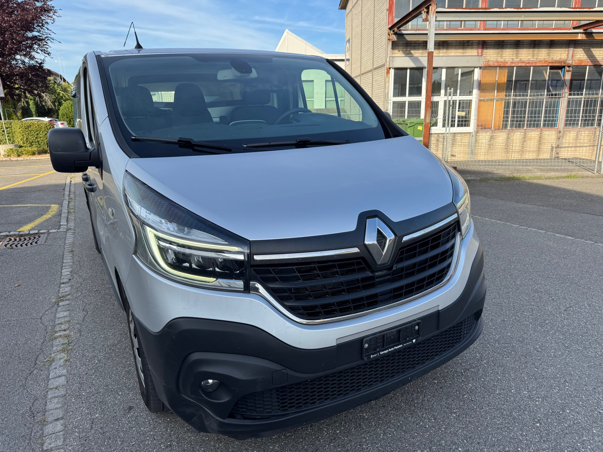 RENAULT Trafic 2.0 ENERGY dCi145 3.0t Business L1H1 A-image-2