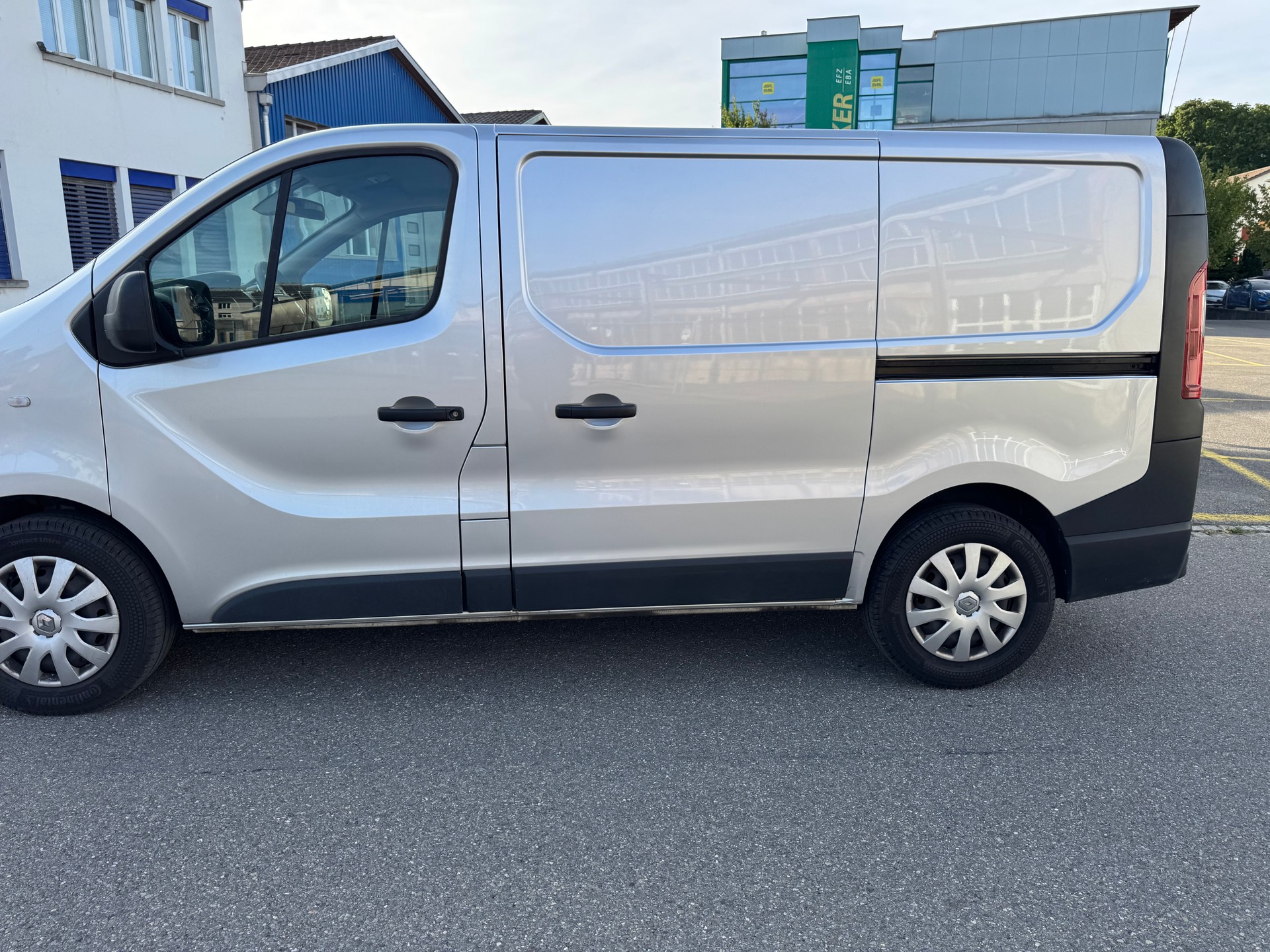 RENAULT Trafic 2.0 ENERGY dCi145 3.0t Business L1H1 A-image-8