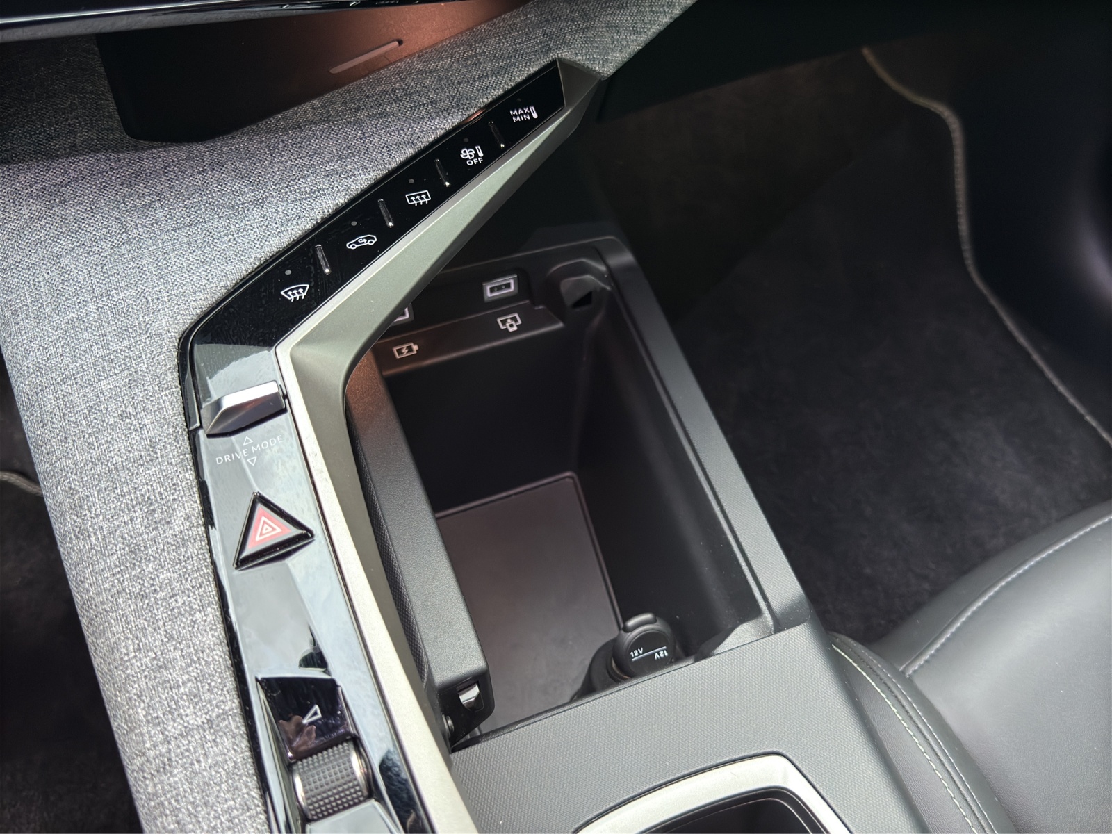 PEUGEOT 3008 145 e-DCS6 Hybrid GT-image-24