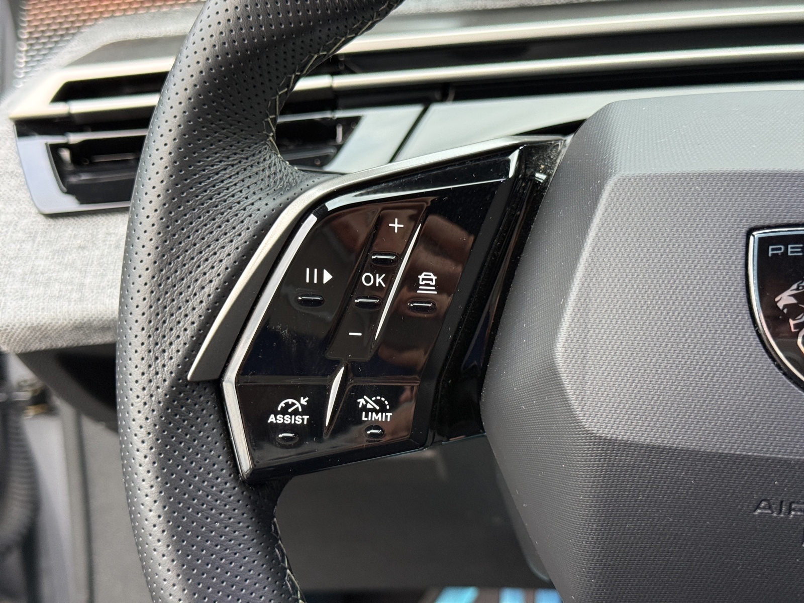 PEUGEOT 3008 145 e-DCS6 Hybrid GT-image-22