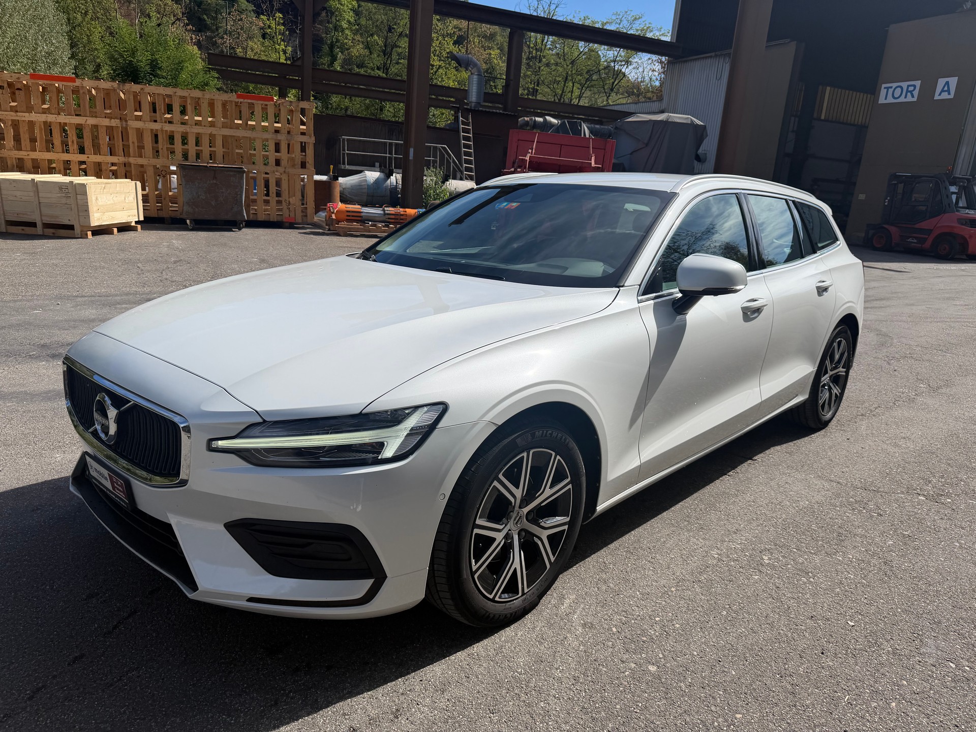 VOLVO V60 D3 Momentum Geartronic-image-2