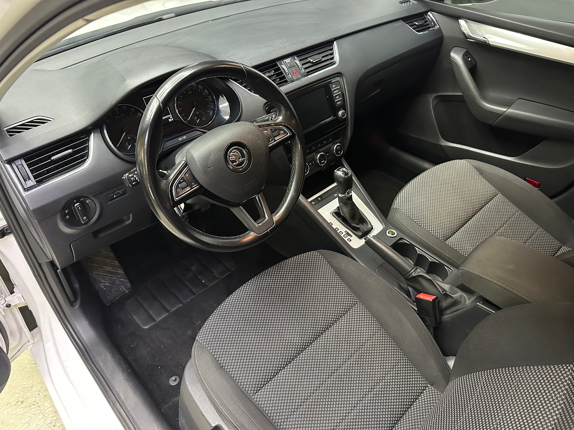 SKODA Octavia Combi 1.6 TDI Ambition DSG-image-8
